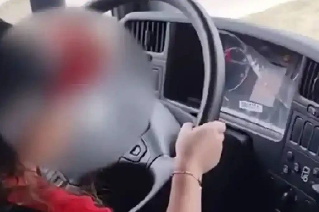 Menor maneja un camión