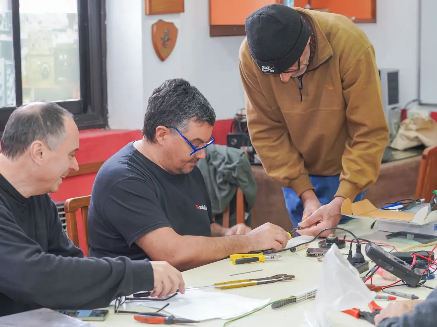 Manos a la obra. Claudio Pellegrini, Francisco Rincon y Jorge Lancetti integrantes del Radio Club Necochea