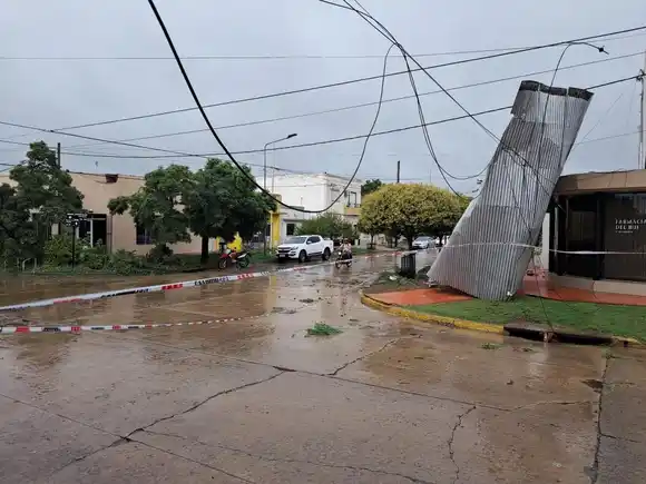Temporal en Bragado: caída de granizo y fuertes ráfagas de viento causaron voladuras de techos y otros destrozos