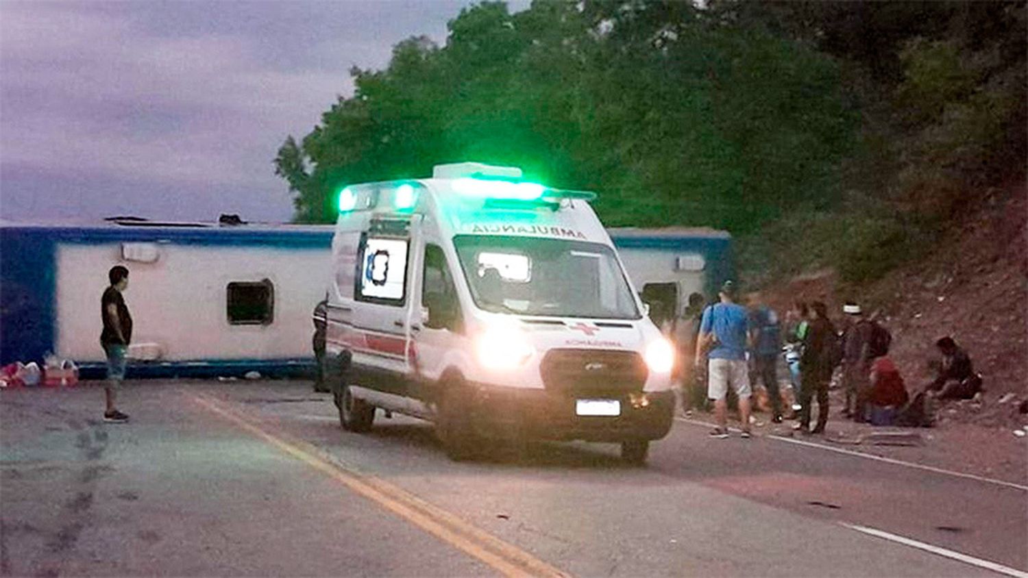 Murieron 3 personas al chocar de frente un camión y un colectivo