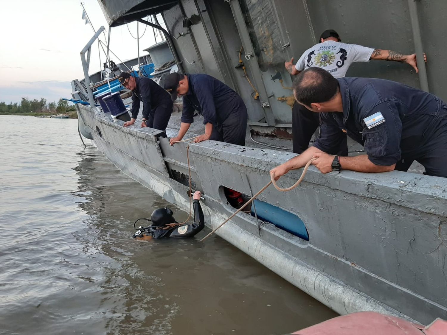 Rescate del buque museo: tras otra jornada de tareas de la Armada, llegan los veteranos del Irigoyen