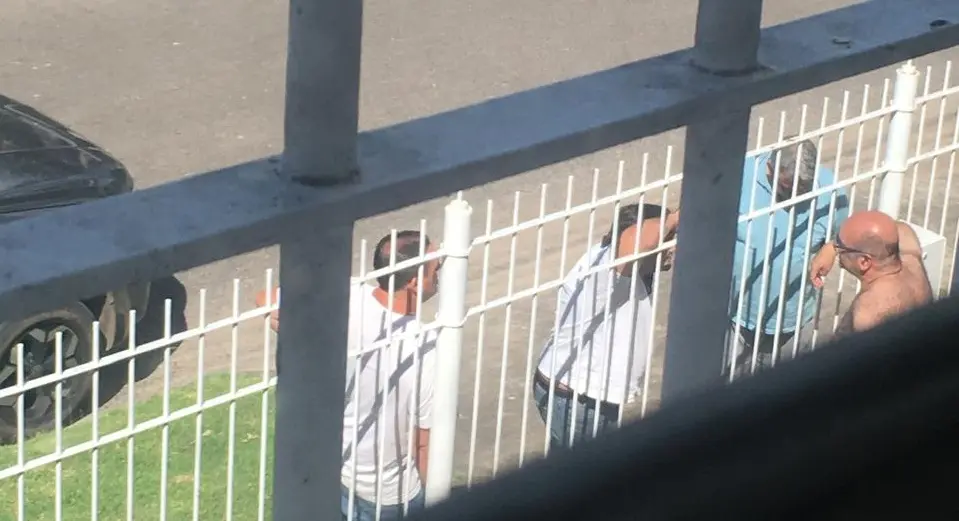 El día de Navidad el propio Laborde acompañado por otros dos hombres llegó a la casa del Contador José Benseny e intentó asestarle un golpe. La camioneta estacionada en contramano es de propiedad de la firma que representa el empresario ganadero.