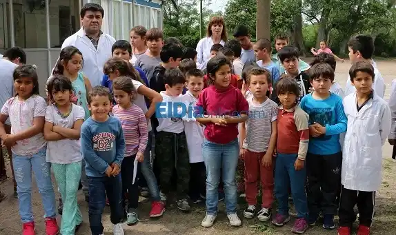 Habrían vuelto a fumigar cerca de la escuela de la docente que tiene veneno en el cuerpo 