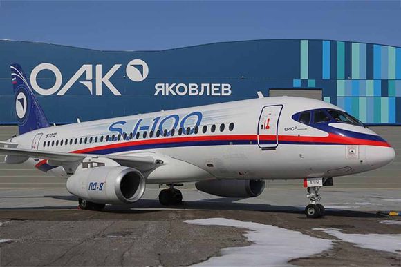 El avión ruso SJ-100 se somete a pruebas de rendimiento a altitud de crucero.