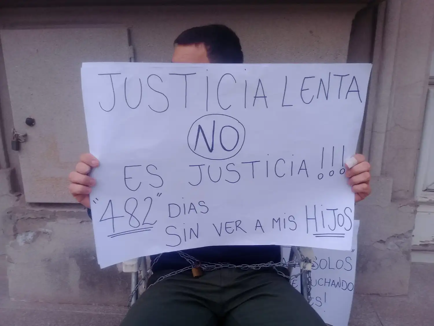 Un hombre se encadenó frente a Tribunales para reclamar que le permitan volver a ver a sus hijos
