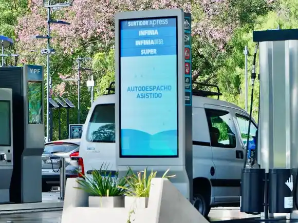 El Gobierno oficializó la medida que permite el autoservicio de combustibles