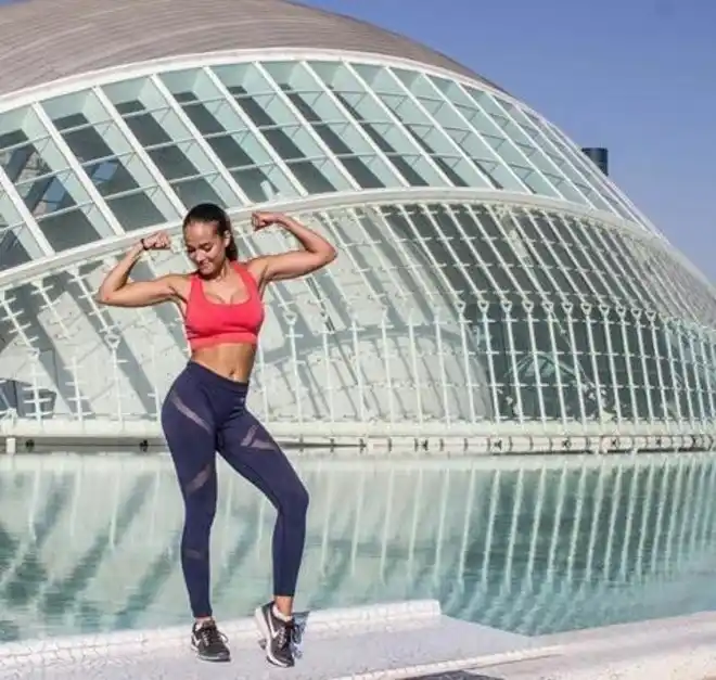 ¡La Reina del fitness con rutina explosiva!