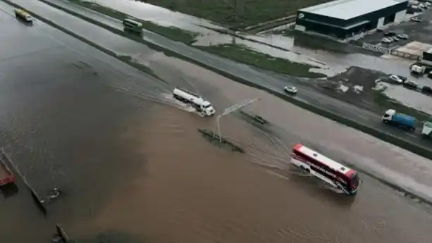 Temporal en Buenos Aires: más de mil evacuados, un micro varado y alerta roja vigente