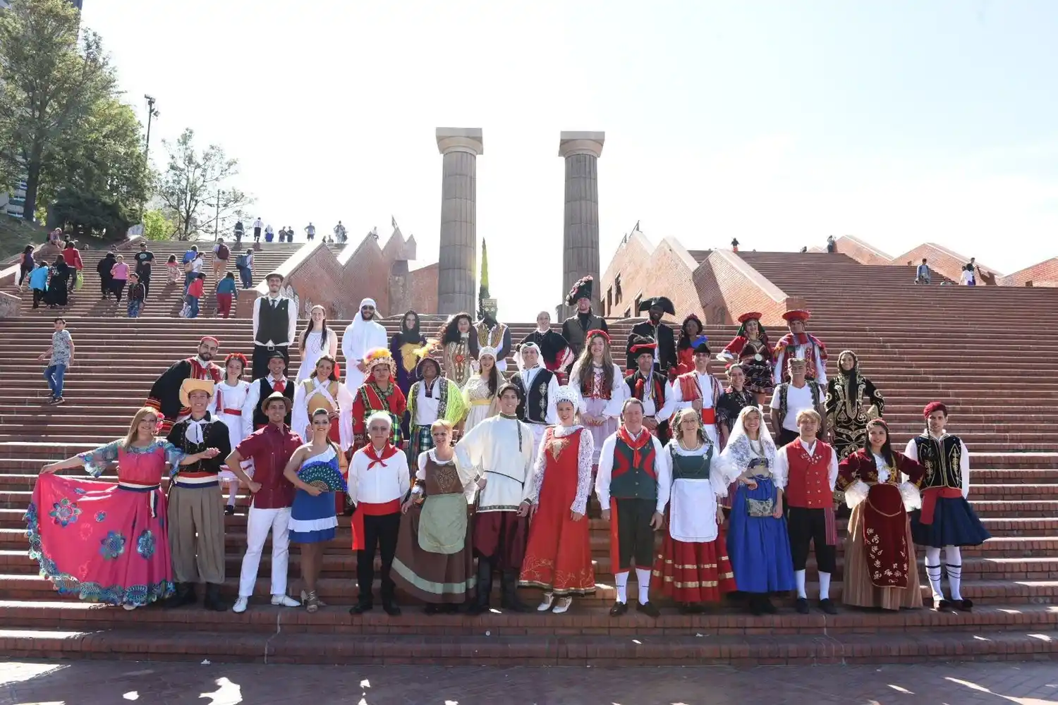 Bailarines de Colectividades se juntaron en las escalinatas del Parque España