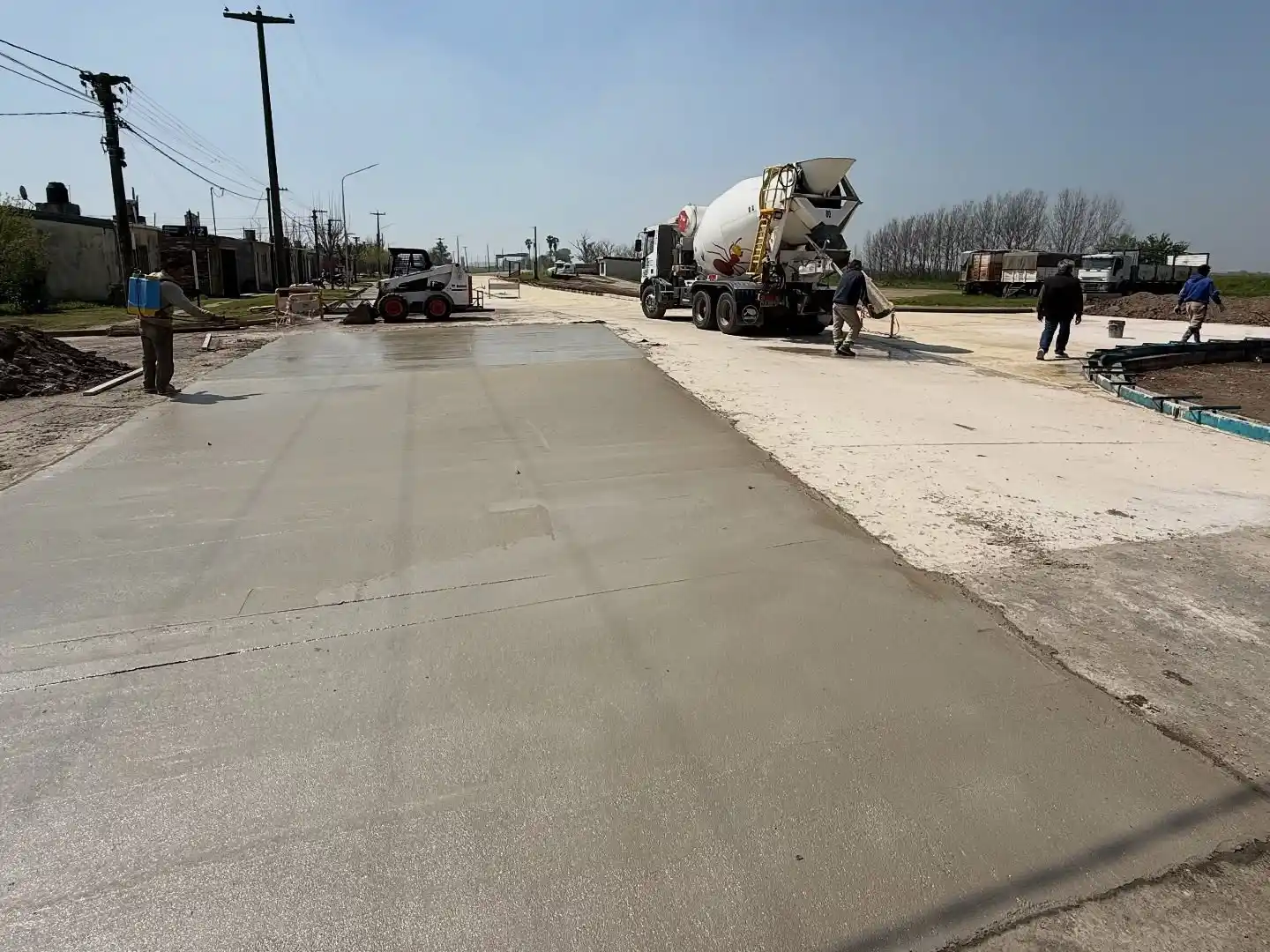 Etapa final del hormigonado en el acceso a la localidad.