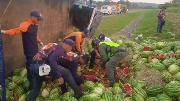 Joven murió atrapado por una carga de patillas cuando camión volcó