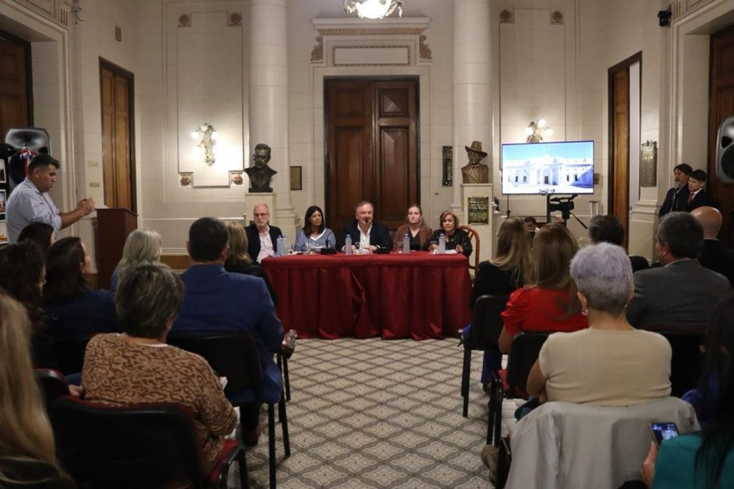 Estuvieron en la presentación la ministra de Igualdad y Desarrollo Humano, Victoria Tejeda; la secretaria de Mujeres, género y diversidad, Alicia Tate; el Defensor del Pueblo, Jorge Henn; el presidente provisional del Senado, Felipe Michlig y la presidenta de la Cámara de Diputados, Clara García.