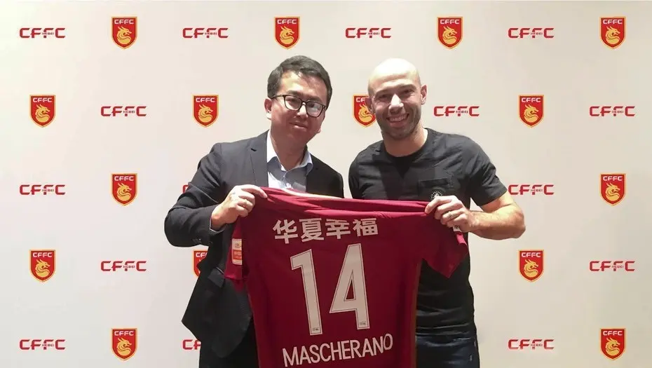 Mascherano mostró su nueva camiseta y le dedicó una carta al Barcelona