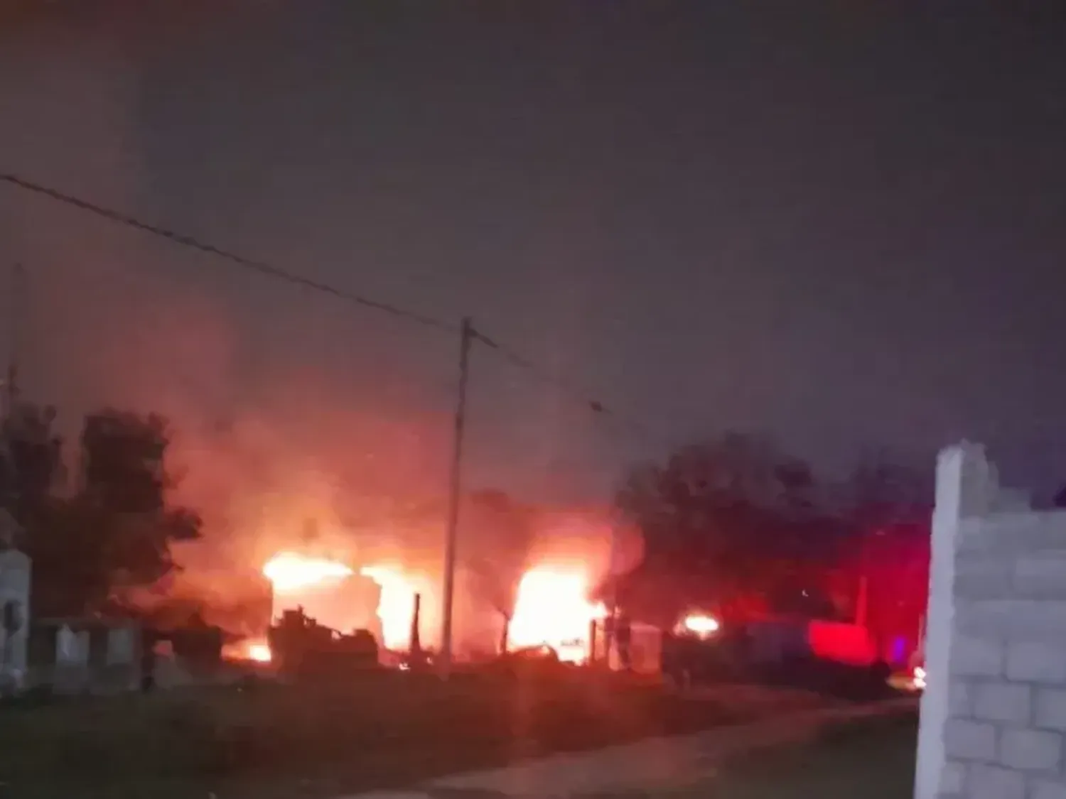 Feroz incendio en Diamante: una familia debió ser hospitalizada
