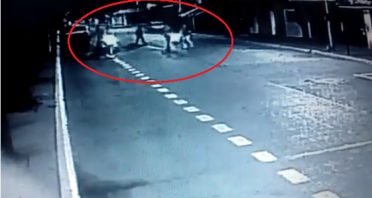 El joven agredido en plaza Belgrano está en coma y “lucha por su vida” en San Nicolás