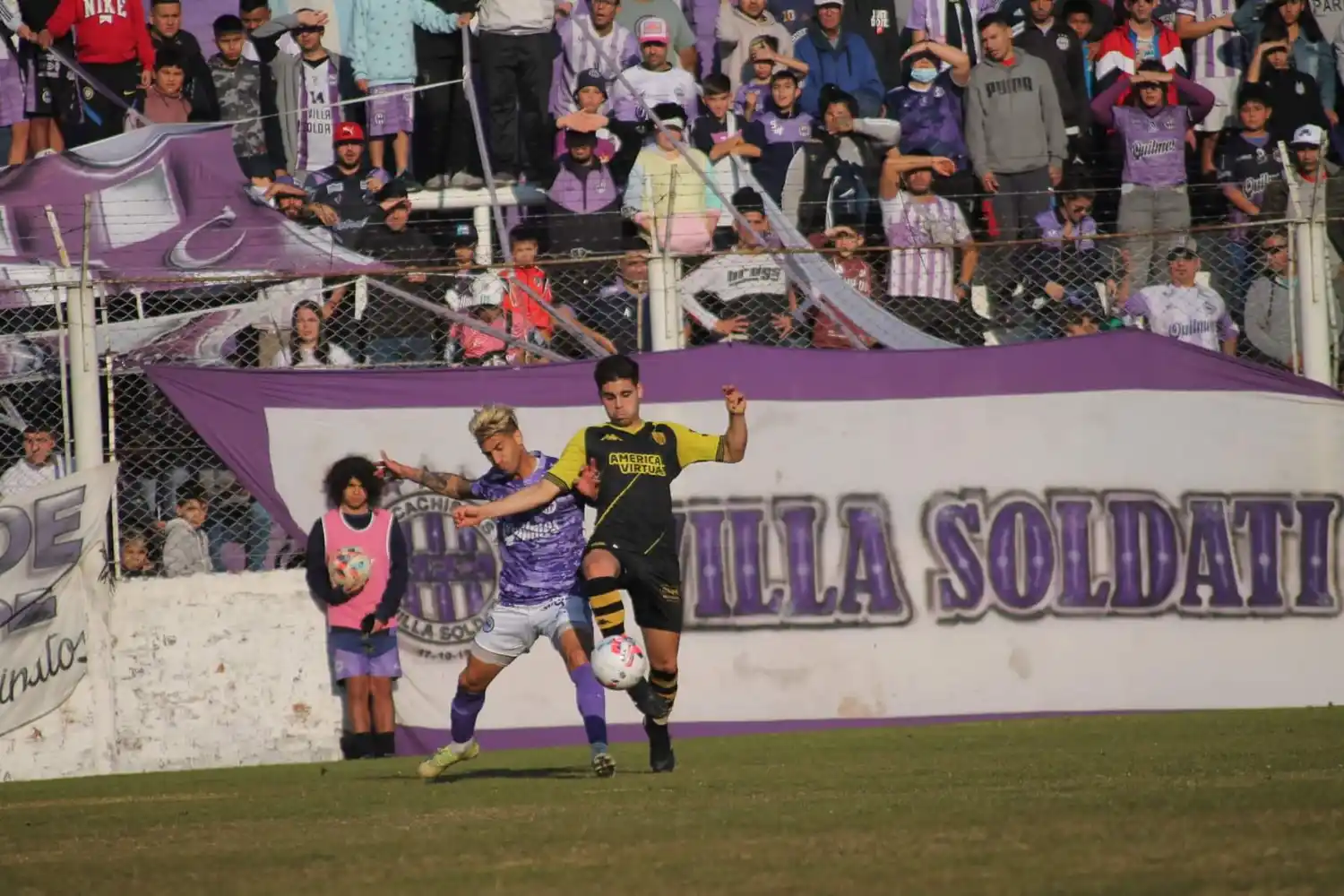 Espinoza, en acción durante el partido entre Santamarina y Sacachispas.