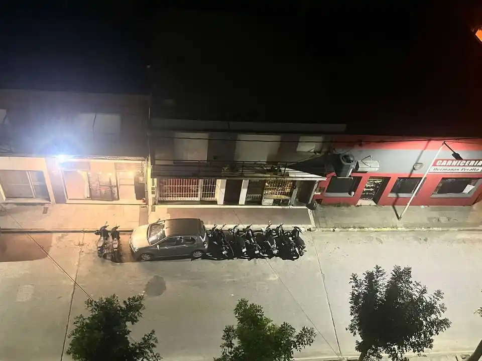 Reclamo por motos mal estacionadas en calle 25 de Mayo