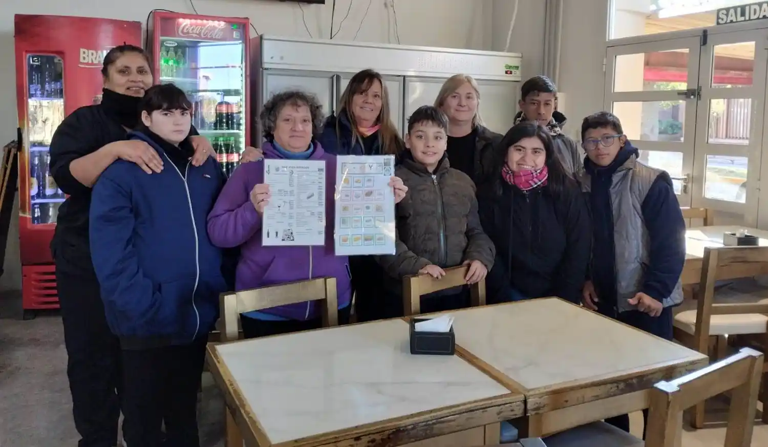 Pictogramas que abren puertas. La iniciativa inclusiva de los estudiantes de Apadim llegó al "bar de Gamo".