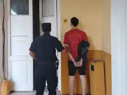 Detuvieron a un joven acusado de tomar del cuello y golpear a su pareja en plena calle