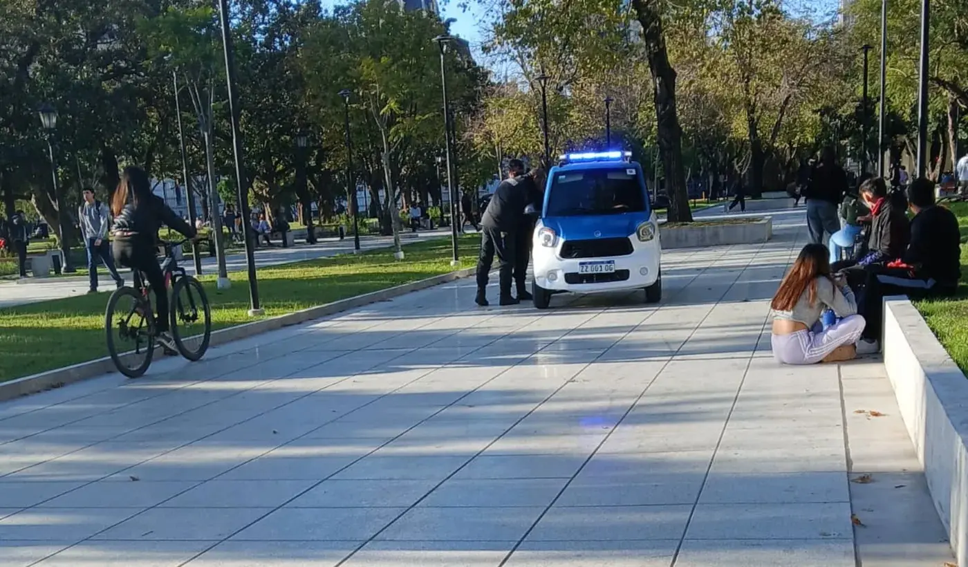 Los agentes esperando asistencia para poder abrir a Tito. FOTO: captura de pantalla.