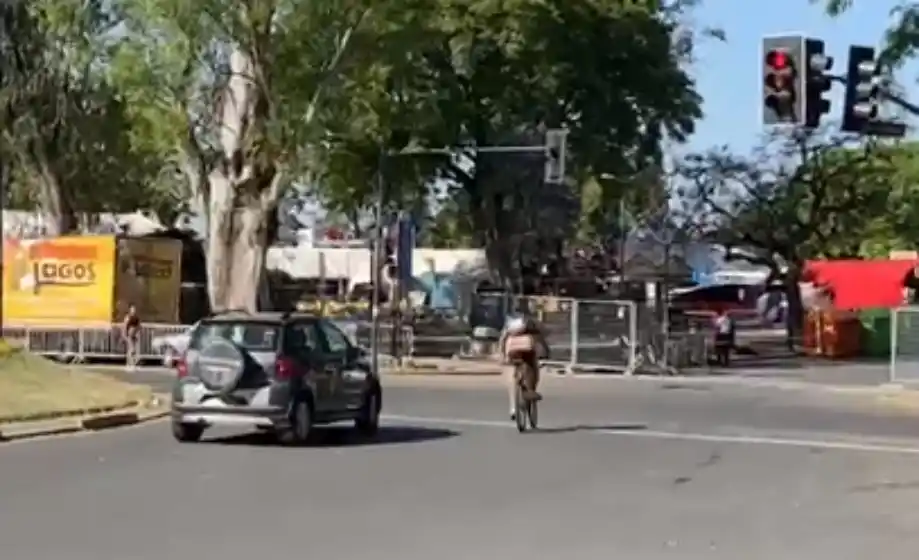 Bicis descontroladas: ciclistas cometen lluvia de infracciones en las calles de Rosario