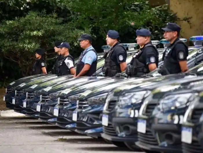 "Sobrepasado" y con "mucho estrés" policía entregó su arma y chaleco antibalas