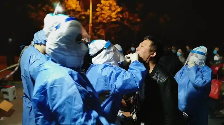 China hace pruebas a tres millones de personas tras detectar un posible rebrote de COVID-19