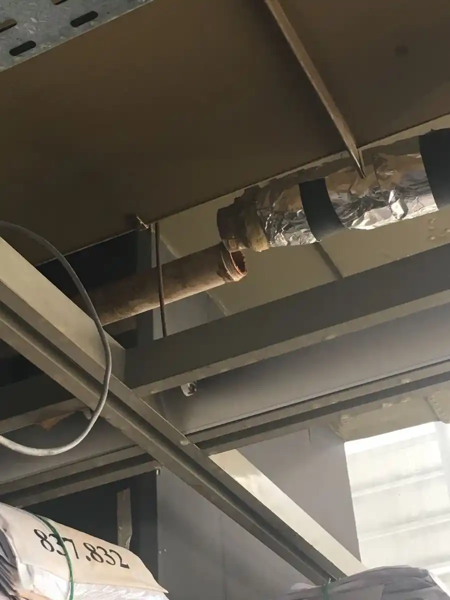 Otra dependencia estatal en alerta: Explosión en un piso de la Torre del gobierno provincial en La Plata
