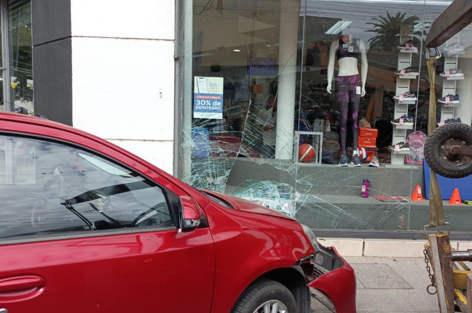 Fuerte choque en el centro santafesino: un auto terminó incrustado en un local