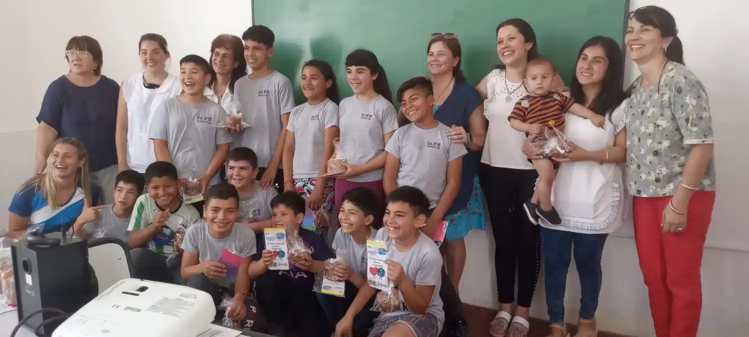 Alumnos de la Escuela 69 trabajan en una iniciativa ambiental