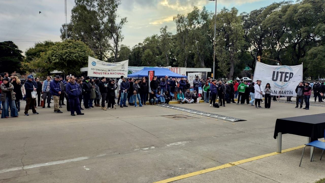 Protesta en Villa Martelli contra el decreto que pone en riesgo 700 empleos en el INTI: "Abajo el maldito decreto"