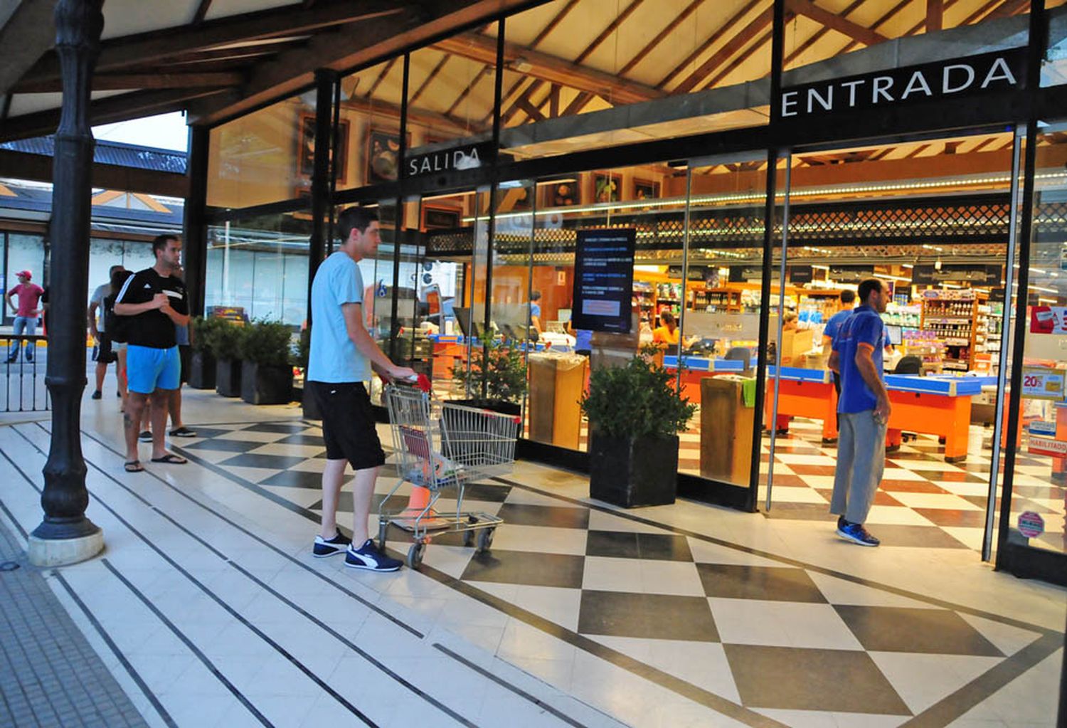 A partir del viernes, los comercios podrán permanecer abiertos sólo hasta las 18
