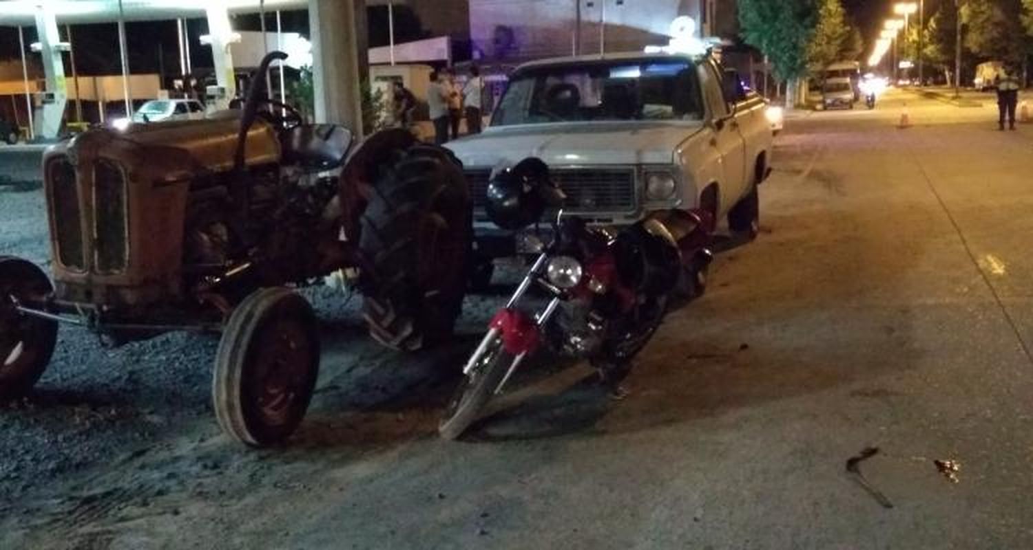 Motociclistas chocaron contra una camioneta y un colectivo y la acompañante sufrió lesiones graves