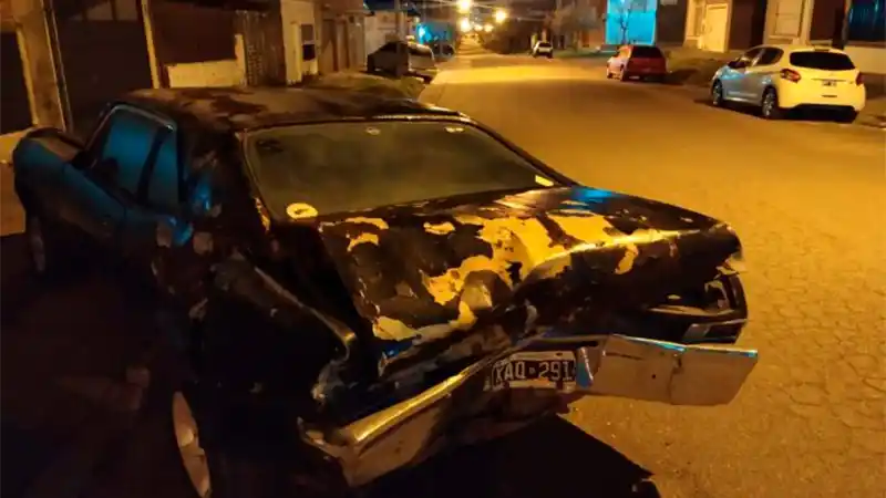 Un conductor borracho destrozó una Chevy que estaba estacionada