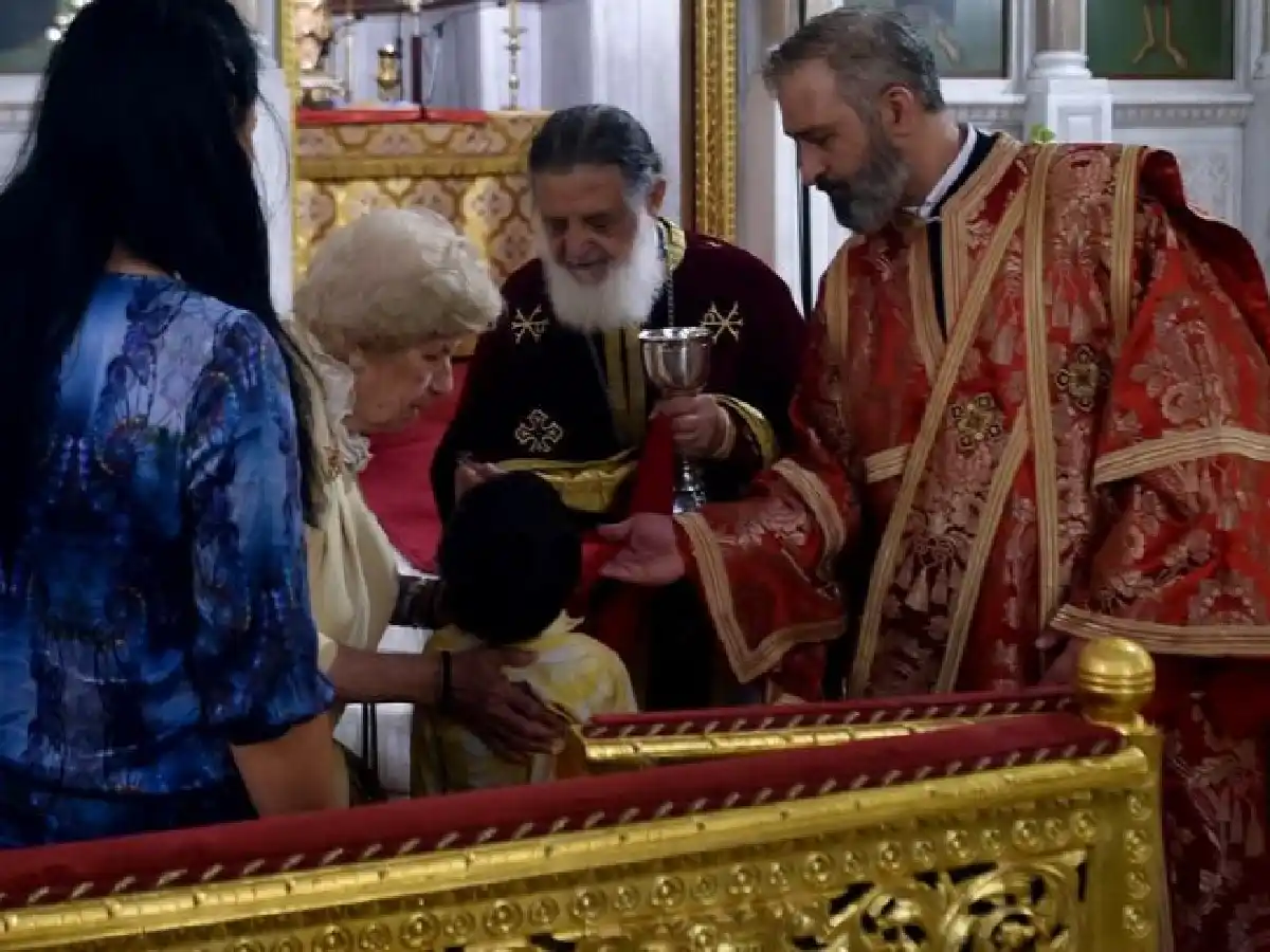 Los griegos volvieron a misa y comulgaron todos de la misma cuchara