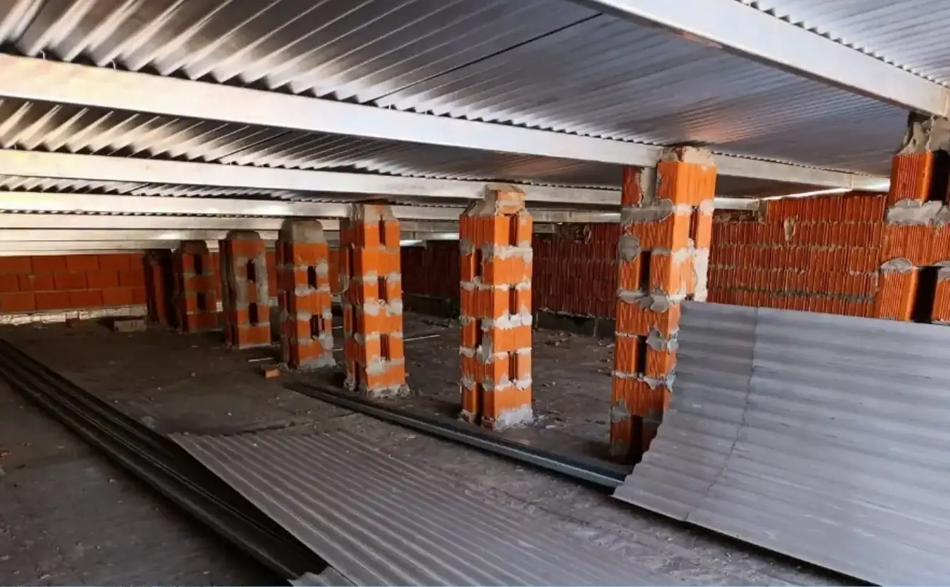 los trabajos se centran en la ejecución de un sobretecho de chapa en una de las alas del edificio. Foto: Gentileza Comuna de San Gregorio