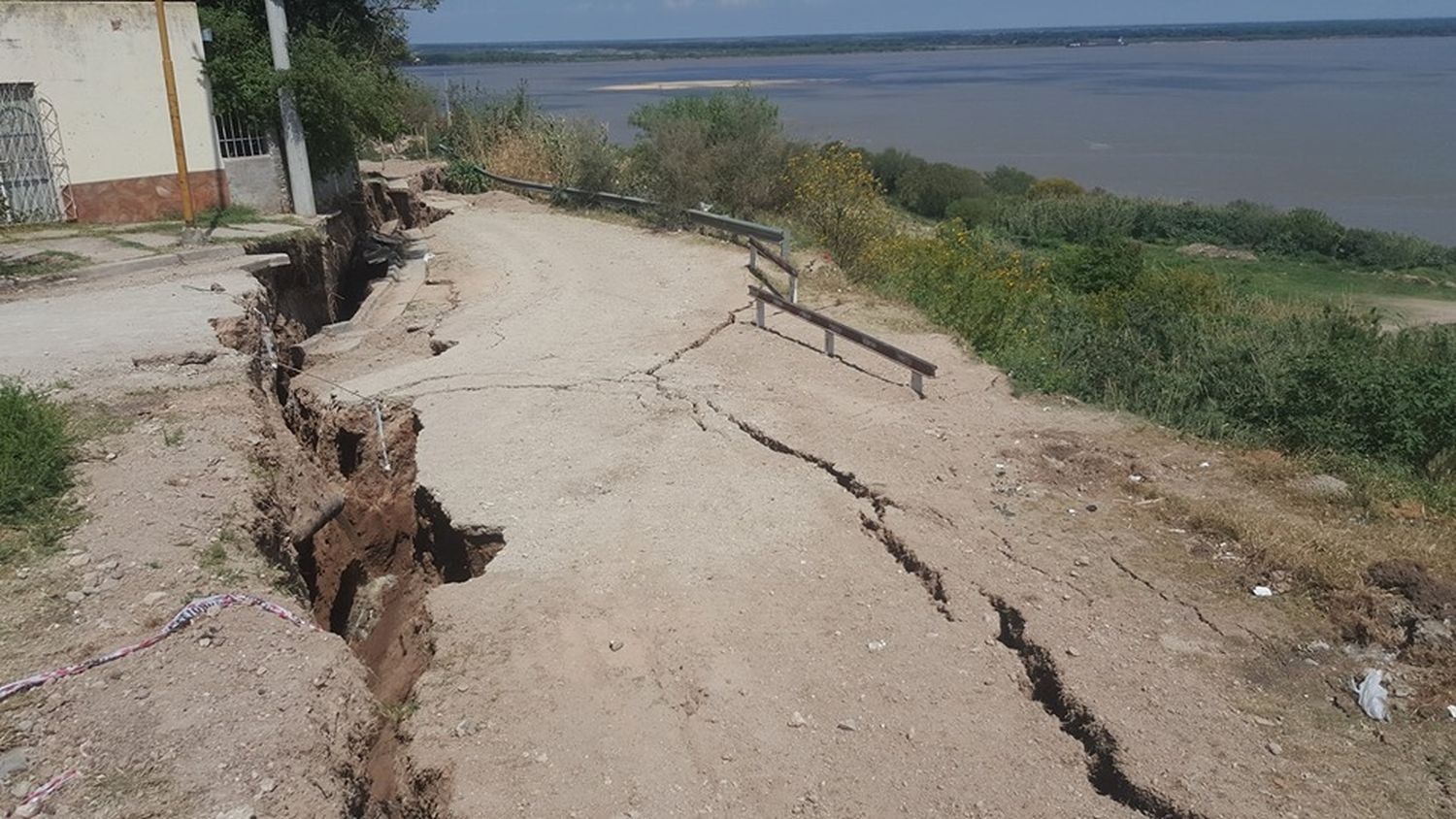 Alrededor de 64 familias se encuentran afectadas por el deslizamiento de la barranca en Barrio Urquiza