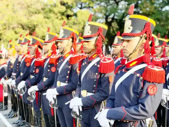 Visita de granaderos y la réplica del sable corvo de San Martín