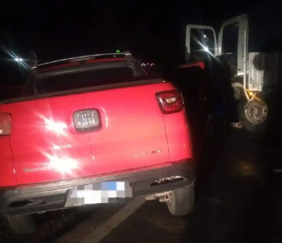 Tres personas resultaron con heridas tras chocar con su camioneta contra dos camiones