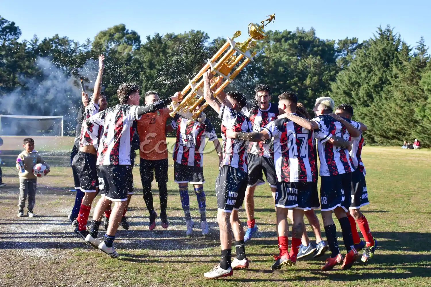 Levantaron la copa los campeones, con espuma y canticos incluídos
