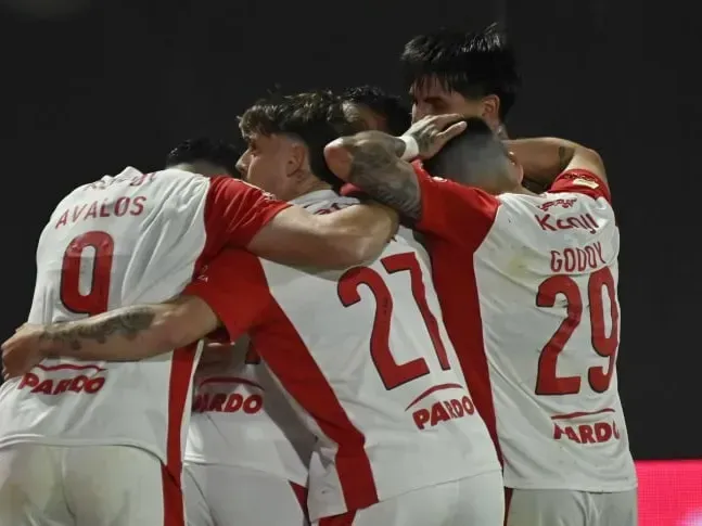 El festejo de Independiente en el gol de Santiago Montiel para vencer a Riestra.Foto:Fotobaires