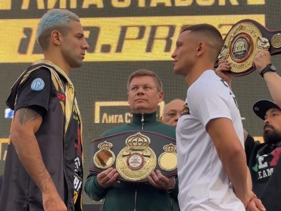 Lucas Bastida luego del pesaje en Rusia y con la bandera argentina.