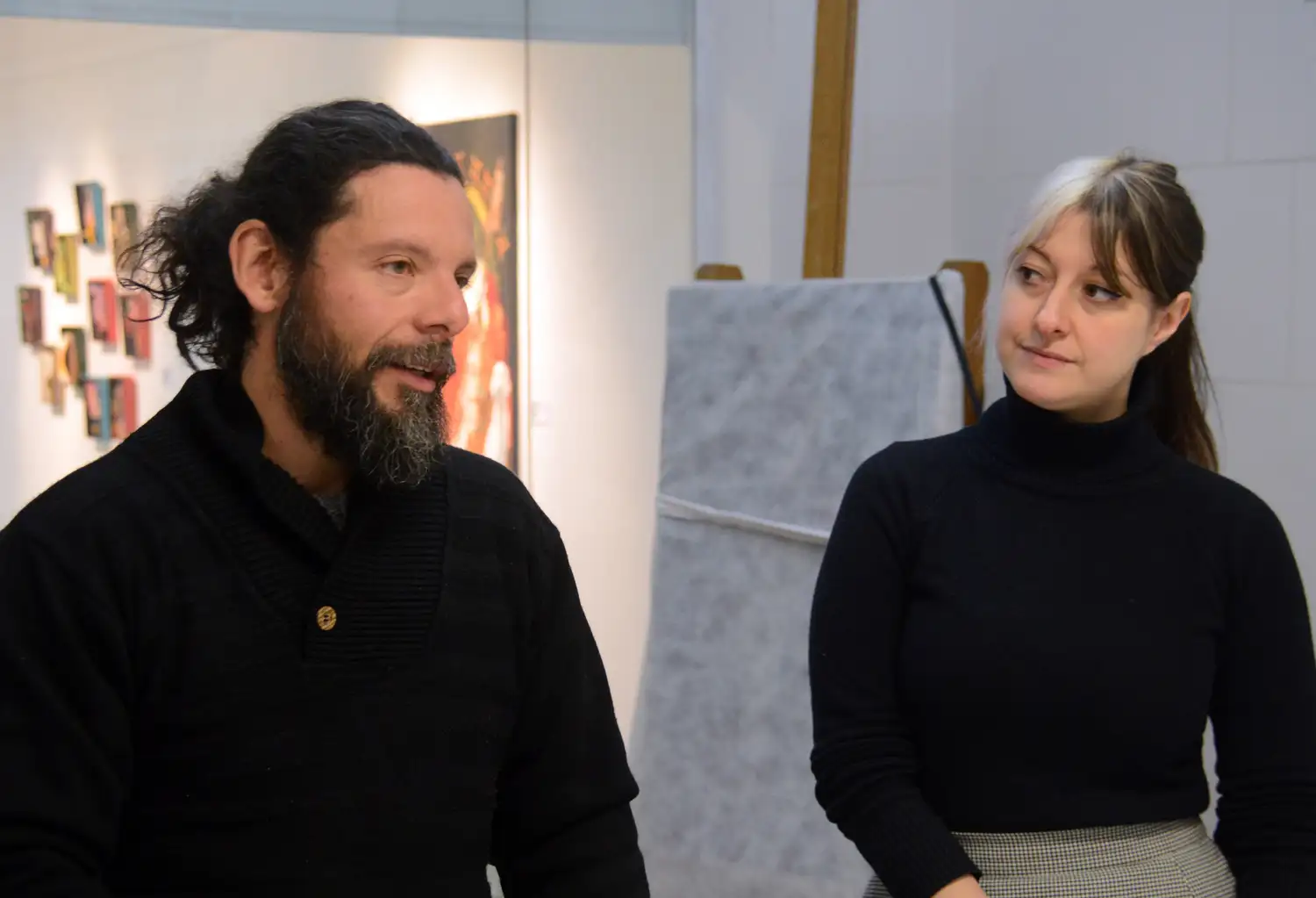 Ariel de la Vega y Clara Tomasini, durante el trabajo en el laboratorio.