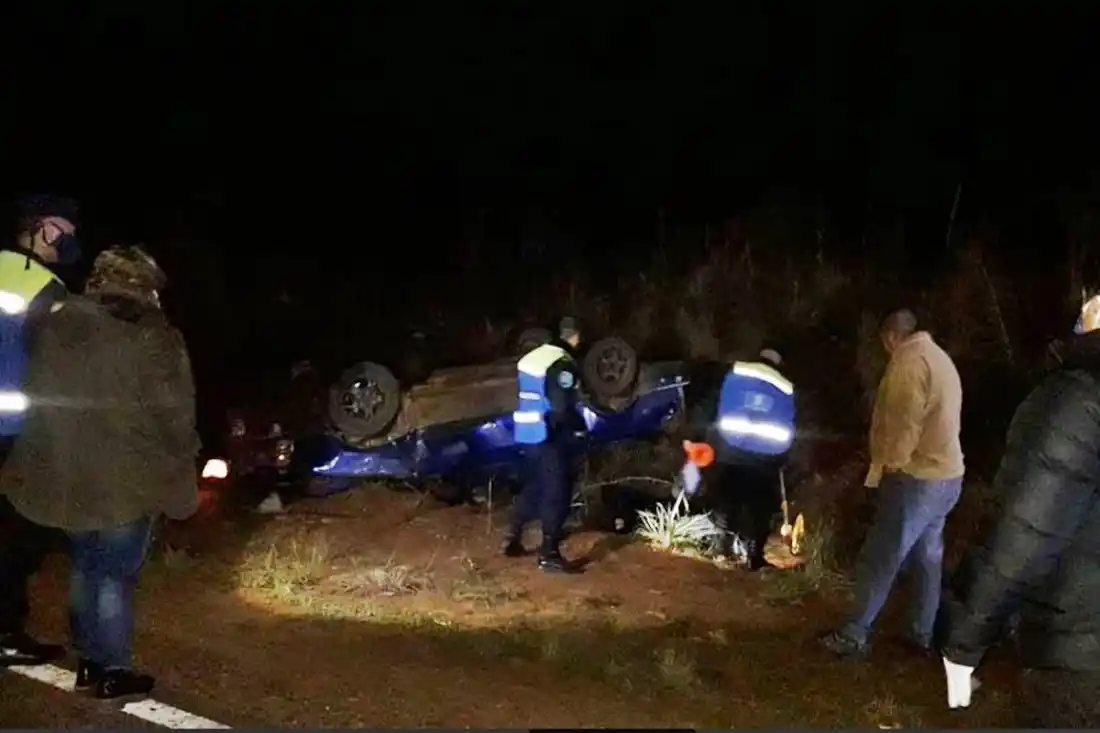 Un joven de 25 años murió tras un violento vuelco con su camioneta