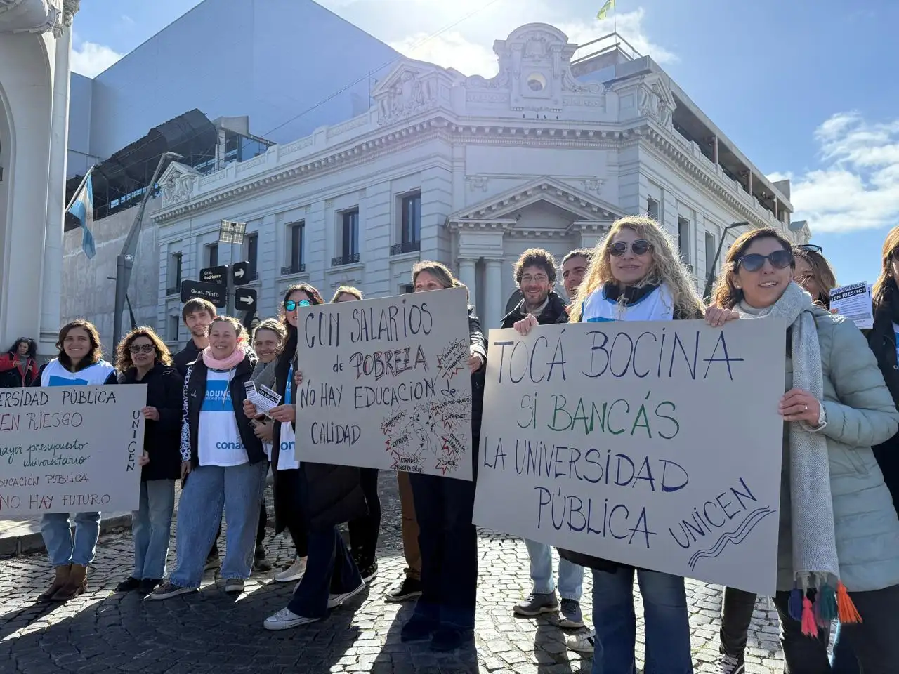 "Tocá bocina si apoyás a la Universidad Pública", pidieron los docentes en el Semaforazo que realizaron en Pinto y Rodríguez.