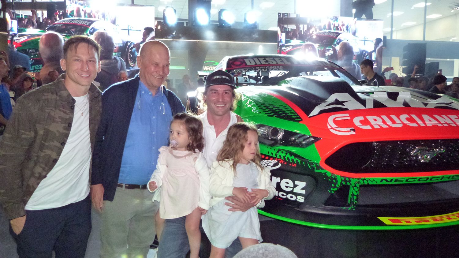 Familia teceísta. Franco, Jhonny y Juan Bautista De Benedictis junto a sus hijas Lola y Jazmin, el Mustang y toda la felicidad