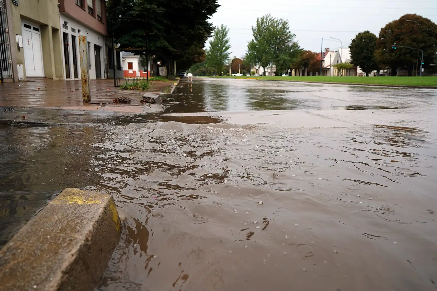 Avenida 58. en algunos sectores, enseguida se acumula agua