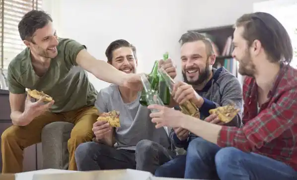 Por su salud, los hombres deben salir con amigos dos veces por semana