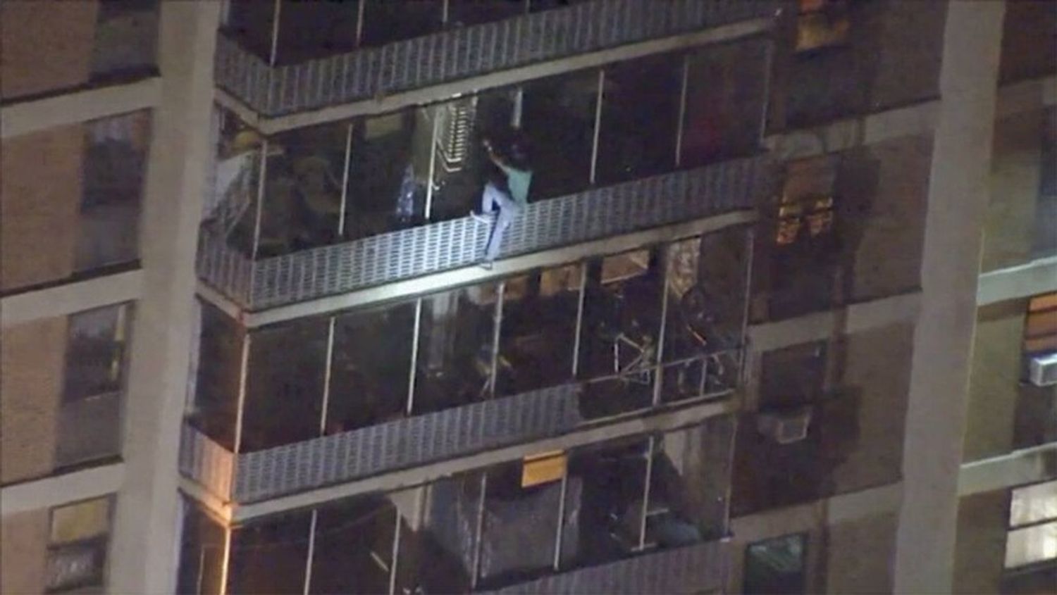Escala y desciende 15 pisos por las ventanas y los balcones de un edificio en llamas