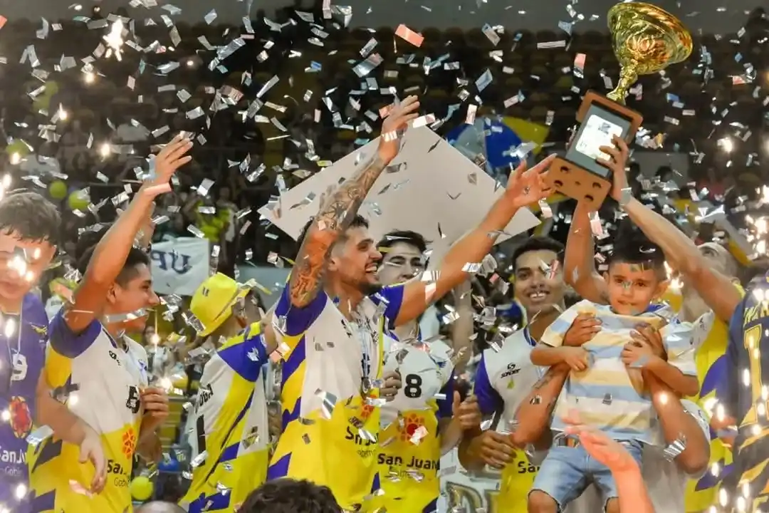 Mateo Bozikovich en primera plana festejando el título de UPCN Voley.